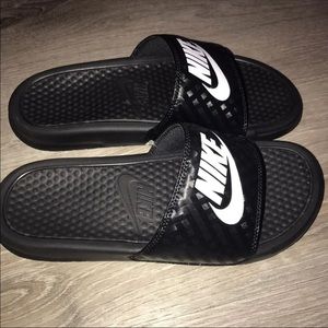 NIKE WOMENS BENASSI SLIDE SANDAL - BLACK